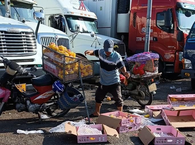 Trái cây Trung Quốc ồ ạt đổ về chợ đầu mối TP.HCM, giá rẻ không ngờ - 5