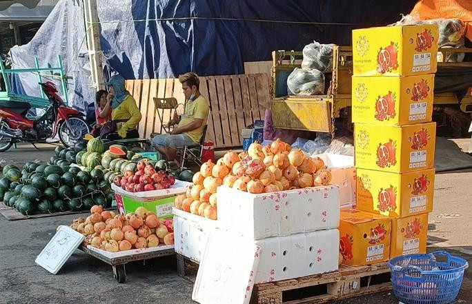 Trái cây Trung Quốc ồ ạt đổ về chợ đầu mối TP.HCM, giá rẻ không ngờ - 2