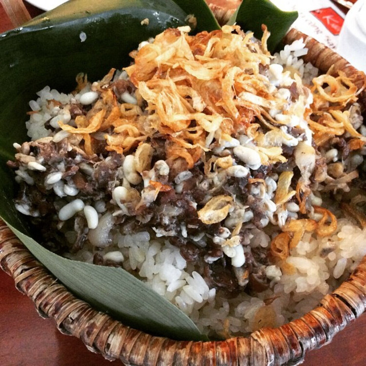 Xôi trứng kiến ‘không dành cho người yếu tim’ với tiếng nổ lép bép thú vị khi ăn - 1