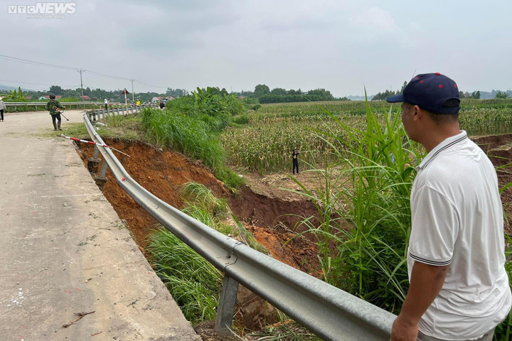 Ảnh: Bờ sông Đà sạt lở, cuốn bay nhà dân ở Phú Thọ - 6