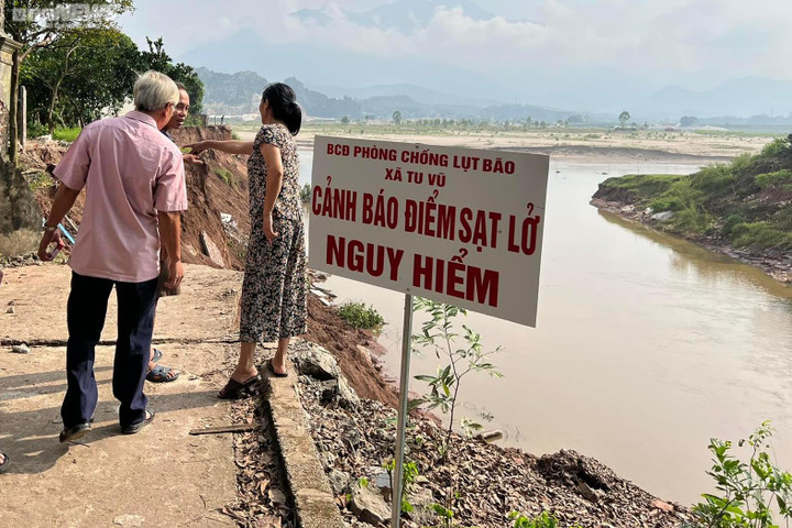Ảnh: Bờ sông Đà sạt lở, cuốn bay nhà dân ở Phú Thọ - 8