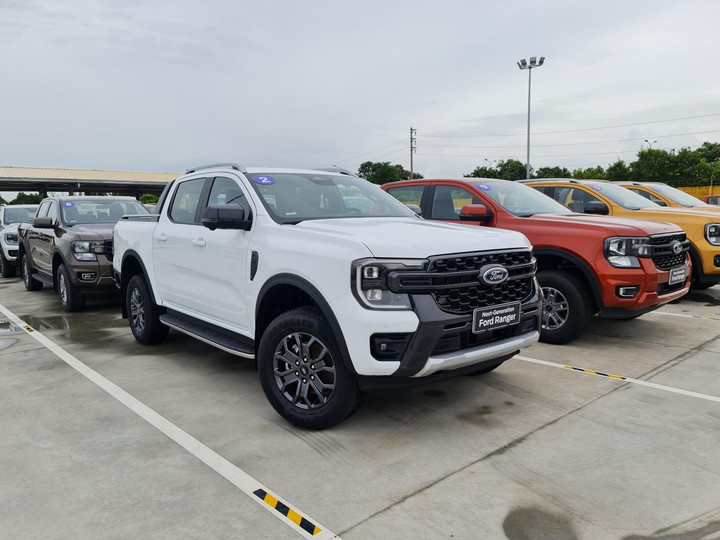 Doanh số giảm, Ford Ranger không còn là xe bán tải đắt hàng nhất tháng - 2