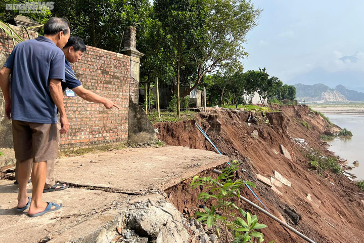 Ảnh: Bờ sông Đà sạt lở, cuốn bay nhà dân ở Phú Thọ - 3