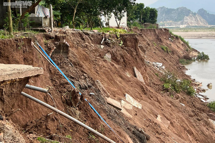 Ảnh: Bờ sông Đà sạt lở, cuốn bay nhà dân ở Phú Thọ - 9