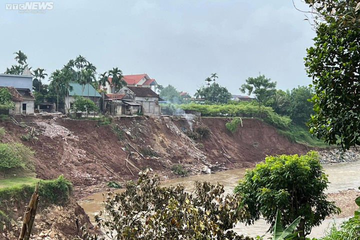 Ảnh: Bờ sông Đà sạt lở, cuốn bay nhà dân ở Phú Thọ - 1