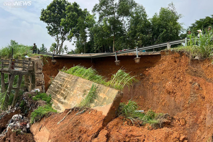 Ảnh: Bờ sông Đà sạt lở, cuốn bay nhà dân ở Phú Thọ - 5