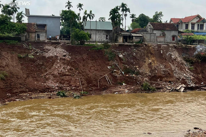 Ảnh: Bờ sông Đà sạt lở, cuốn bay nhà dân ở Phú Thọ - 2