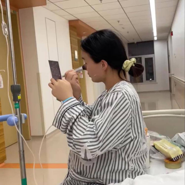 Hội bà bầu đến tận giờ lên bàn đẻ vẫn gắng chịu đau, trang điểm lộng lẫy đón con - 1