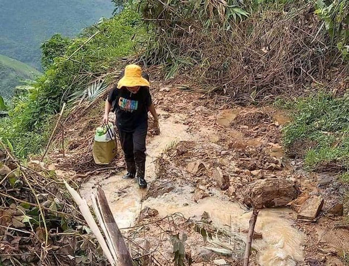 Rưng rưng hình ảnh giáo viên nắm chặt tay nhau vượt dòng lũ chảy xiết đến trường - 2