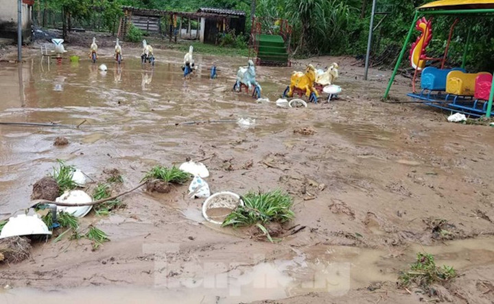 Rưng rưng hình ảnh giáo viên nắm chặt tay nhau vượt dòng lũ chảy xiết đến trường - 10