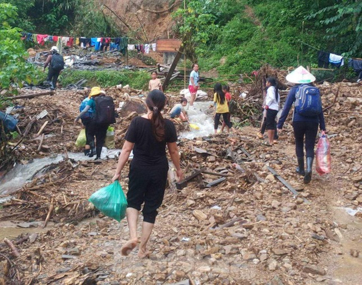 Rưng rưng hình ảnh giáo viên nắm chặt tay nhau vượt dòng lũ chảy xiết đến trường - 11