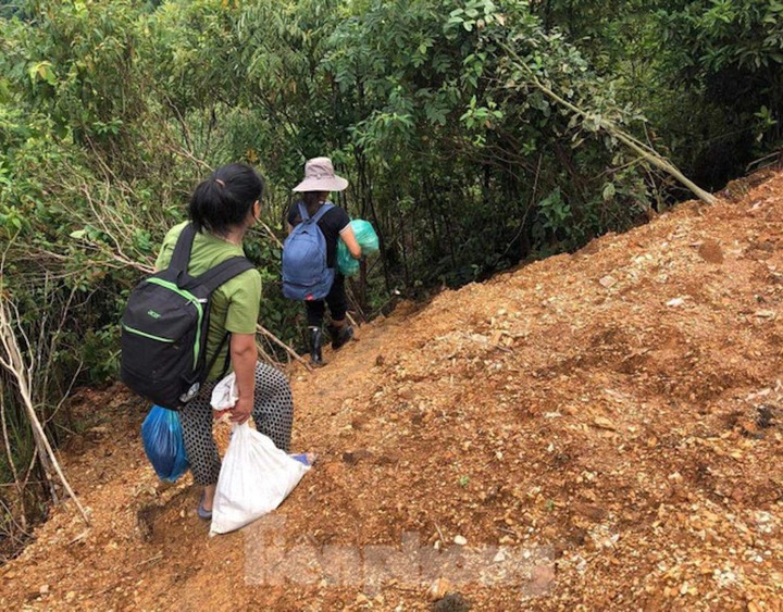 Rưng rưng hình ảnh giáo viên nắm chặt tay nhau vượt dòng lũ chảy xiết đến trường - 3