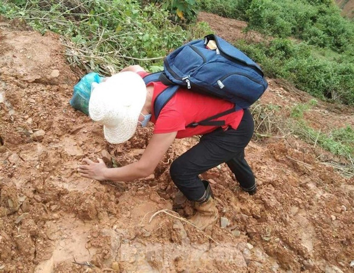 Rưng rưng hình ảnh giáo viên nắm chặt tay nhau vượt dòng lũ chảy xiết đến trường - 4