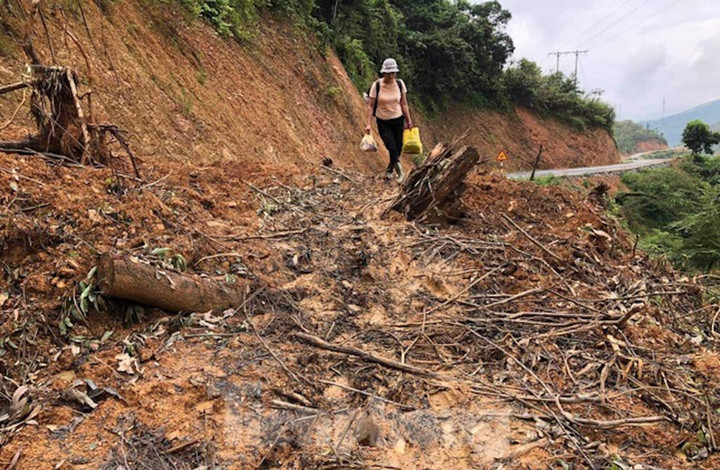 Rưng rưng hình ảnh giáo viên nắm chặt tay nhau vượt dòng lũ chảy xiết đến trường - 5