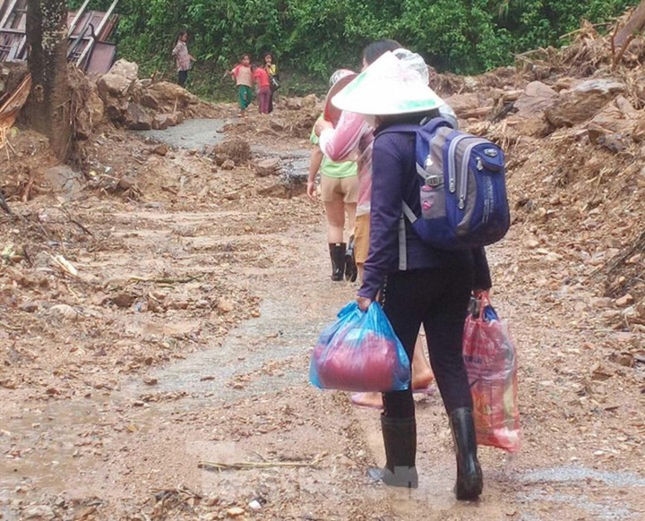 Rưng rưng hình ảnh giáo viên nắm chặt tay nhau vượt dòng lũ chảy xiết đến trường - 6