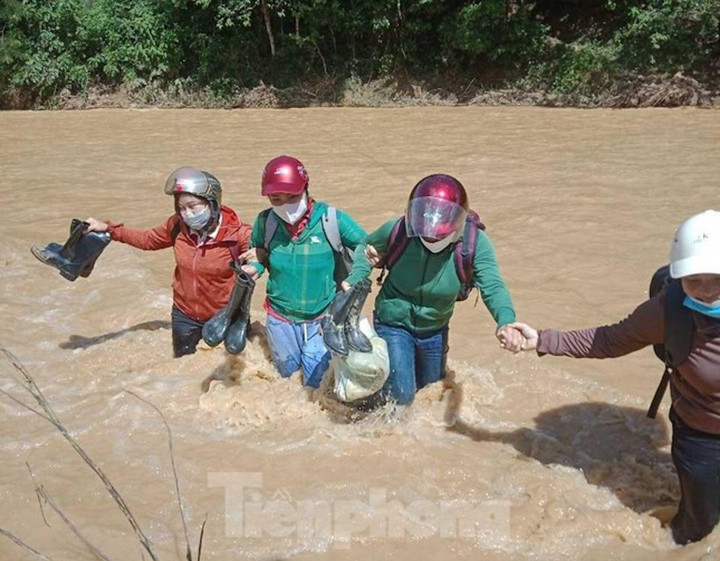 Rưng rưng hình ảnh giáo viên nắm chặt tay nhau vượt dòng lũ chảy xiết đến trường - 7