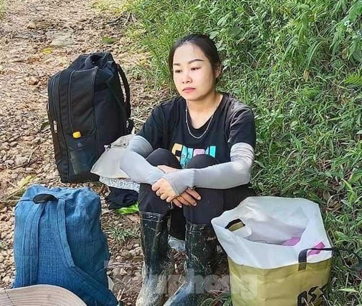 Rưng rưng hình ảnh giáo viên nắm chặt tay nhau vượt dòng lũ chảy xiết đến trường - 9