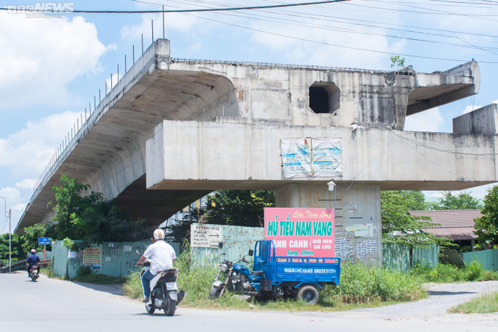 TP.HCM: Cầu Tăng Long 'đắp chiếu', cầu sắt tạm ọp ẹp khiến dân ám ảnh - 3