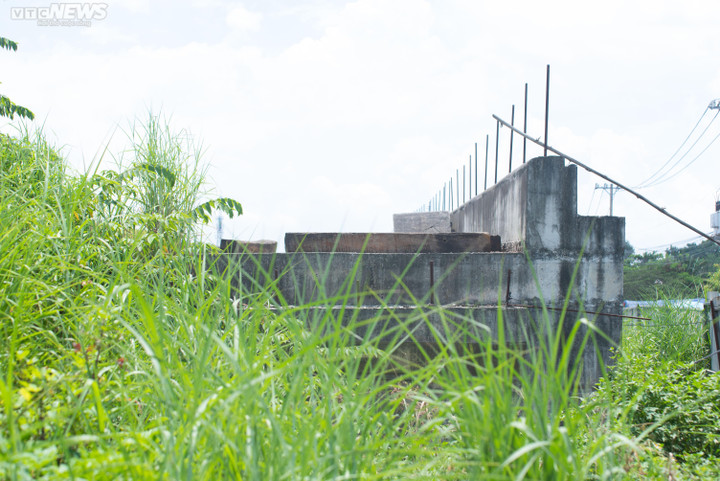TP.HCM: Cầu Tăng Long 'đắp chiếu', cầu sắt tạm ọp ẹp khiến dân ám ảnh - 5