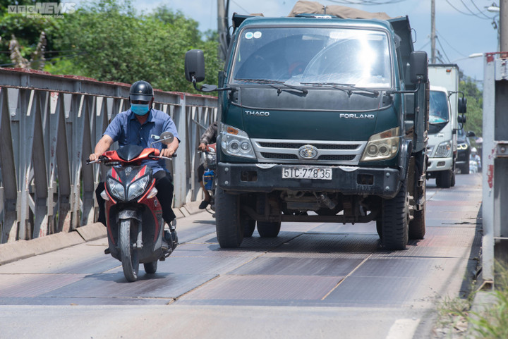 TP.HCM: Cầu Tăng Long 'đắp chiếu', cầu sắt tạm ọp ẹp khiến dân ám ảnh - 7