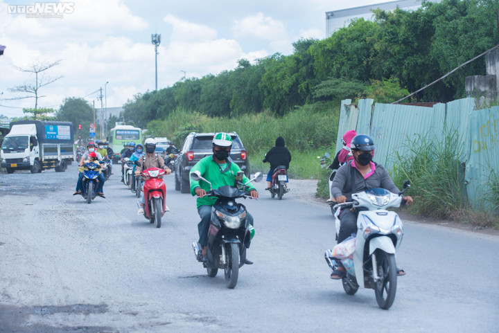 TP.HCM: Cầu Tăng Long 'đắp chiếu', cầu sắt tạm ọp ẹp khiến dân ám ảnh - 8