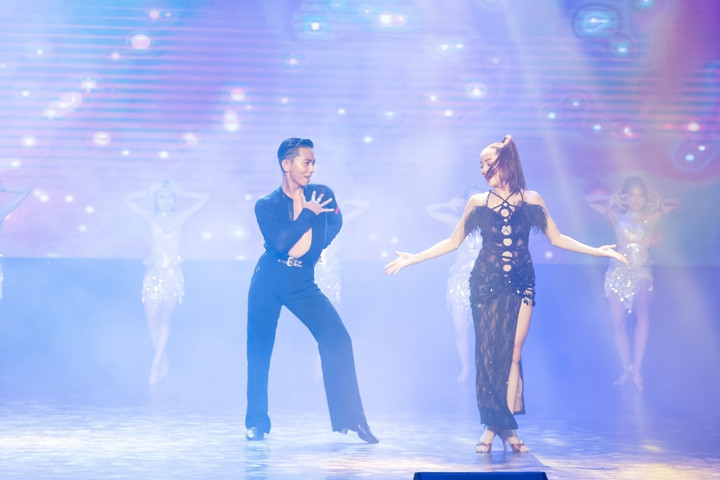 Khánh Thi - Phan Hiển tự hào xem con trai biểu diễn - 4