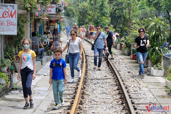 Cục Đường sắt đề nghị Hà Nội dẹp 'phố cà phê đường tàu' - 1