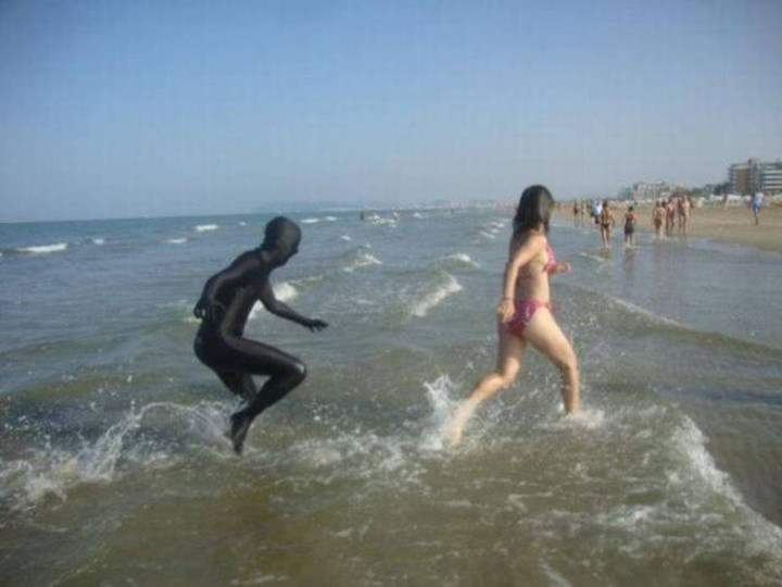 Loạt khoảnh khắc oái oăm du khách bất đắc dĩ bắt gặp trên bãi biển - 3