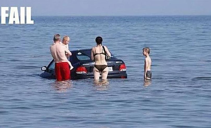 Loạt khoảnh khắc oái oăm du khách bất đắc dĩ bắt gặp trên bãi biển - 7