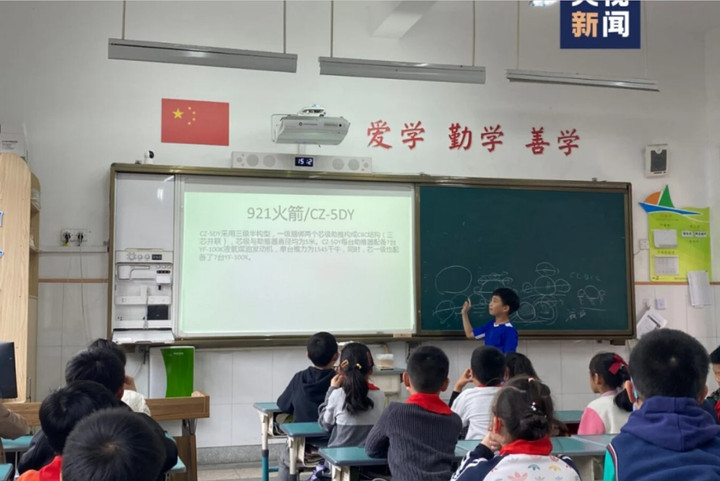 Nam sinh 9 tuổi được mời làm giáo viên thiên văn học sau lần gây 'bão' mạng - 2