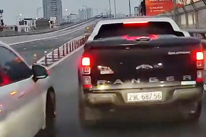 Hai ô tô chèn ép nhau, các phương tiện ùn tắc kéo dài trên đường Hà Nội - 1