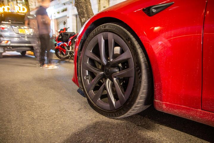 Cận cảnh Tesla Model S Plaid tại Việt Nam - 4