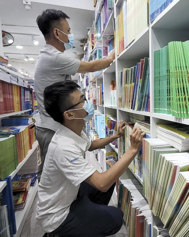 Học hai tuần vẫn thiếu sách giáo khoa: Bộ GD&ĐT vào cuộc - 1