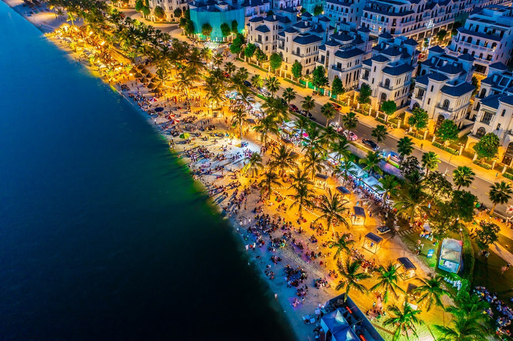 Phố lên đèn, cư dân 'Quận Ocean' háo hức lên đồ đi dạ hội - 1