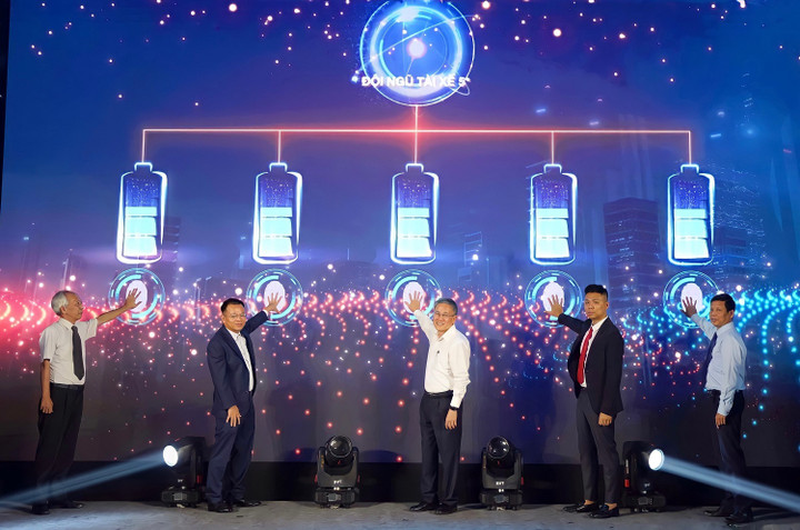 Dịch vụ vận chuyển hàng hóa bằng xe máy điện đầu tiên tại Việt Nam - 1