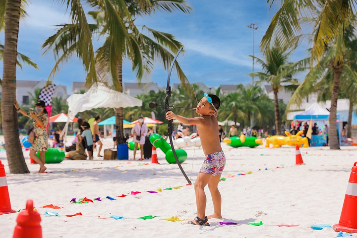 Phố lên đèn, cư dân 'Quận Ocean' háo hức lên đồ đi dạ hội - 2