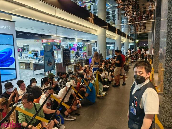 Người Việt được xếp hàng mua iPhone 14 Pro nhưng chịu nhiều hạn chế - 2