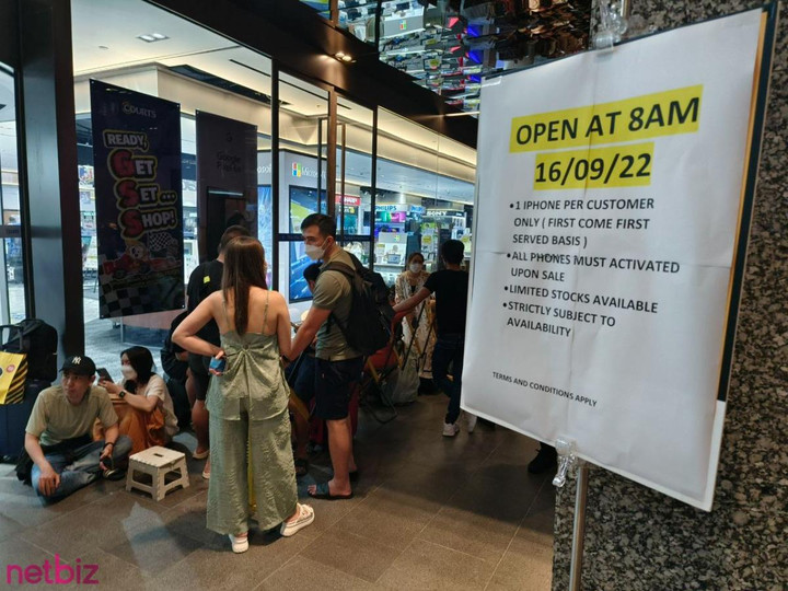 Người Việt được xếp hàng mua iPhone 14 Pro nhưng chịu nhiều hạn chế - 1