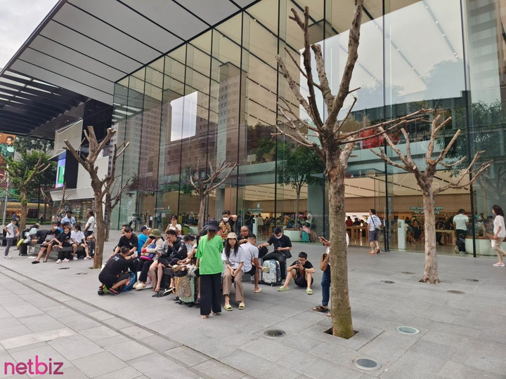 Người Việt được xếp hàng mua iPhone 14 Pro nhưng chịu nhiều hạn chế - 4