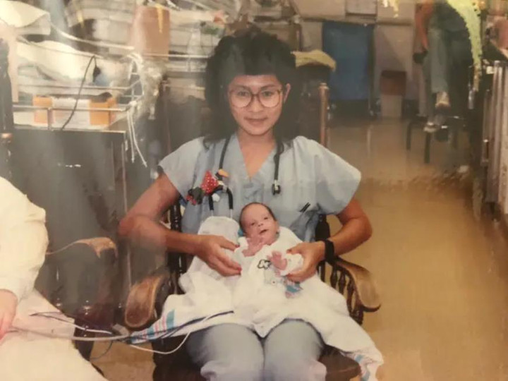 Vô tình gặp bác sĩ mới, y tá xúc động nhận ra ‘người quen’ đặc biệt 28 năm trước - 1