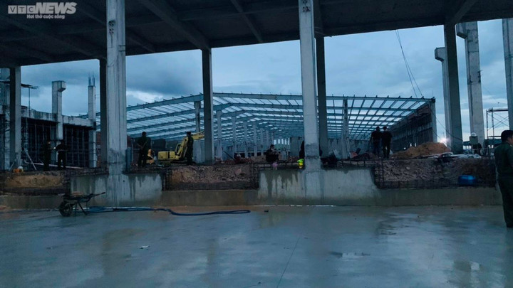 Hiện trường vụ sập tường nhà máy khu công nghiệp Nhơn Hòa khiến 3 người chết - 6