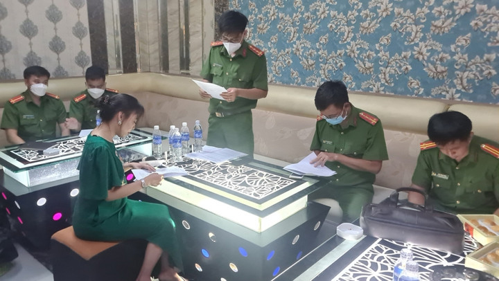 Cơ sở kinh doanh karaoke ở Bình Dương: Kiểm tra tới đâu vi phạm tới đó - 2
