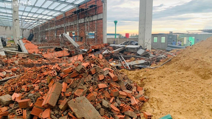 Hiện trường vụ sập tường nhà máy khu công nghiệp Nhơn Hòa khiến 3 người chết - 2