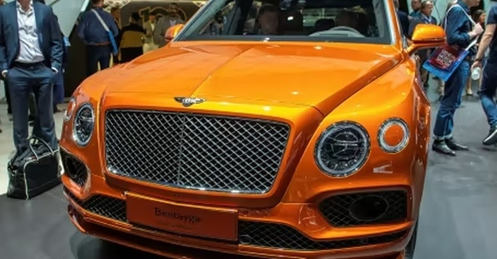 Tesla, Bentley, Lamborghini bùng nổ doanh số - 1