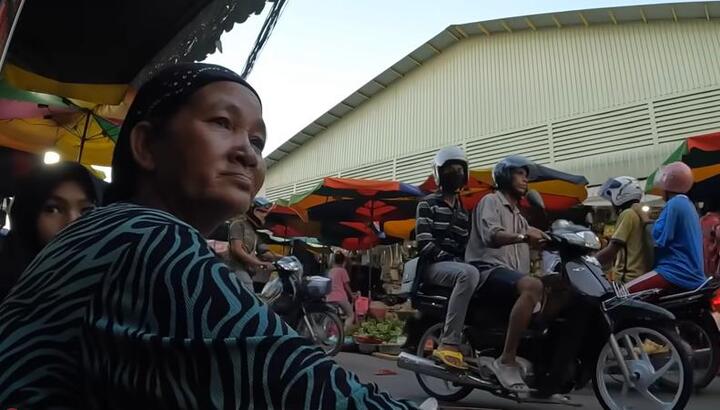 Chuyện đời Việt kiều bên chợ 'cầu Sài Gòn' - 2