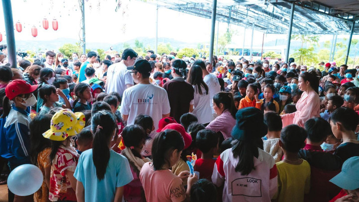 Không khí rộn ràng của đoàn DRH Clinic và các bé ở huyện Bảo Lâm.