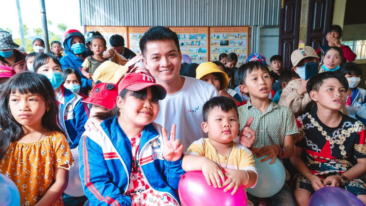 CEO Lê Minh Quốc đại diện trao tặng 850 suất quà và áo ấm cho các bé.