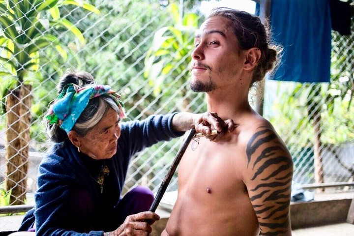 Cụ bà nghệ nhân 105 tuổi vẫn hút khách mạo hiểm đến để được xăm, bất chấp đau - 4