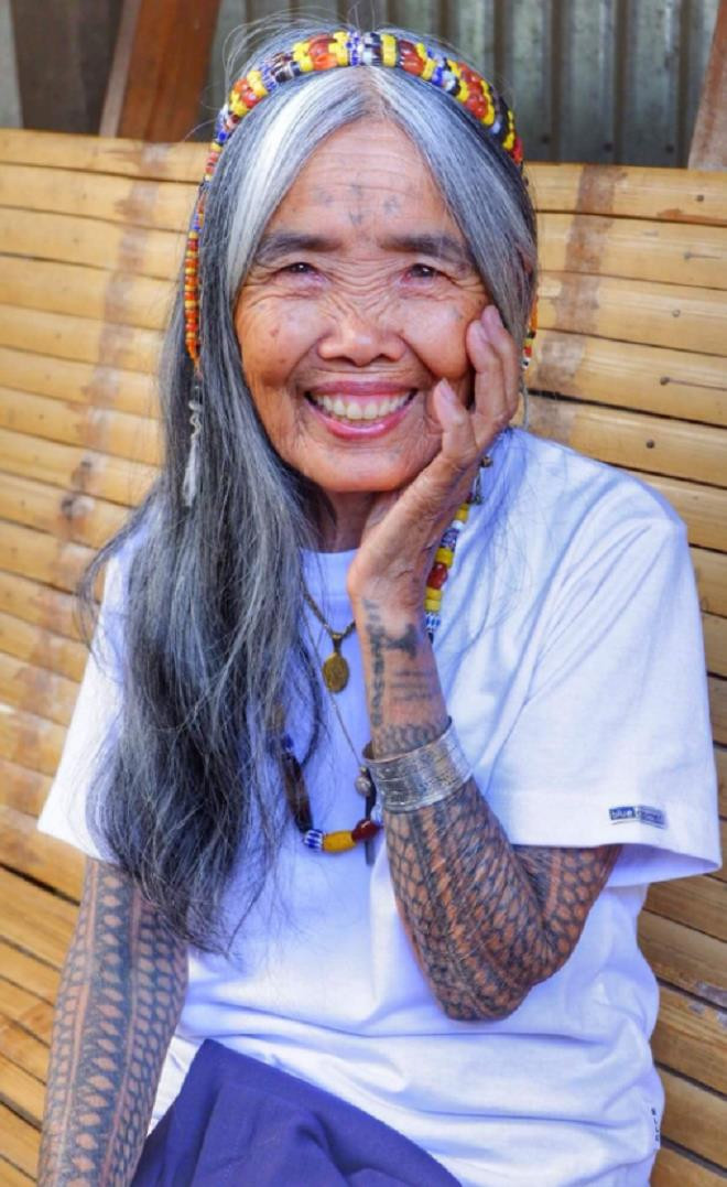 Cụ bà nghệ nhân 105 tuổi vẫn hút khách mạo hiểm đến để được xăm, bất chấp đau - 5