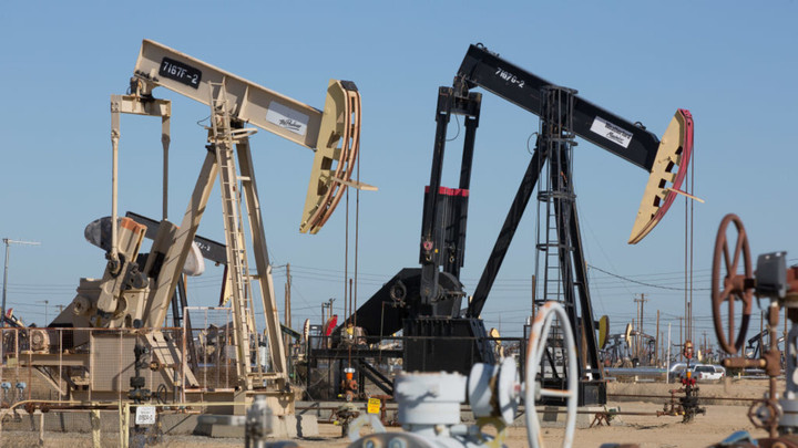 Mỹ không thể tăng sản lượng dầu, EU gặp khó tìm nguồn cung mới - 1